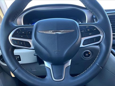 Used 2022 Chrysler Voyager LX image 10