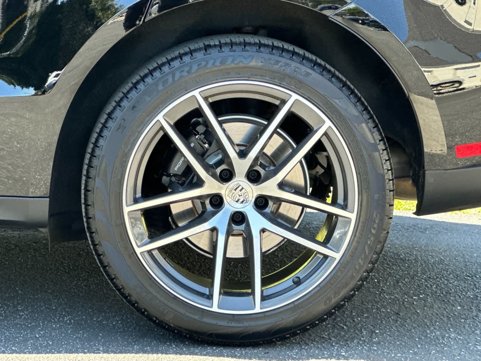 Certified 2025 Porsche Macan AWD/4WD image 30