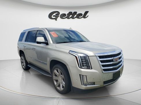 Used 2017 Cadillac Escalade Luxury AWD/4WD image 2