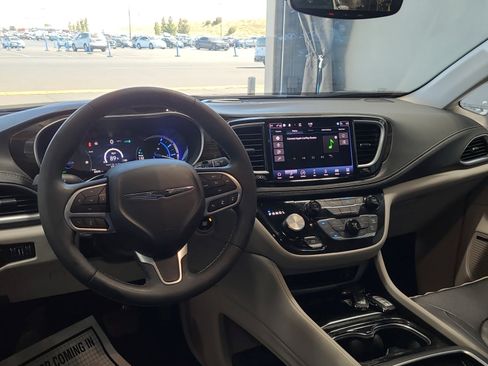 Used 2022 Chrysler Pacifica Limited w/ Uconnect Theater Family Group FWD image 8