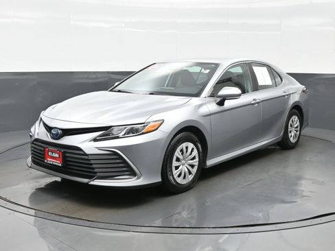 Used 2022 Toyota Camry LE FWD image 2