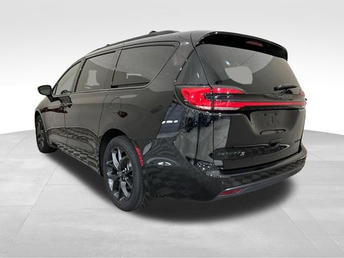 Used 2025 Chrysler Pacifica Limited FWD image 3