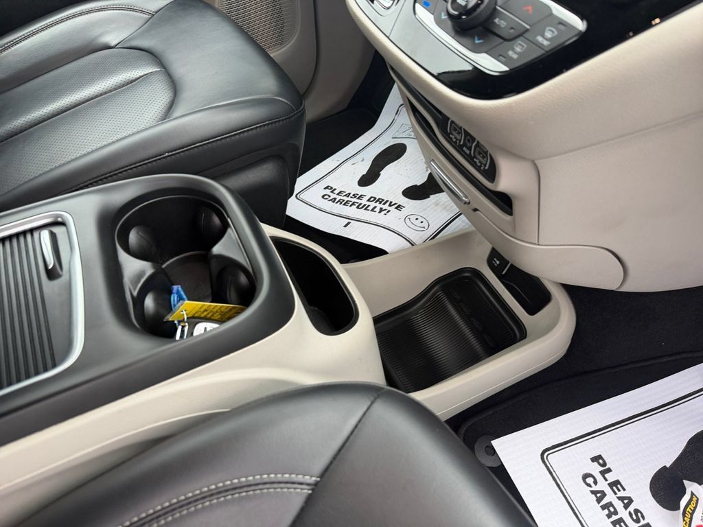 Used 2023 Chrysler Pacifica Touring-L FWD image 30