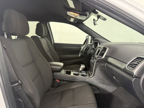 Used 2019 Jeep Grand Cherokee Laredo AWD/4WD image 10