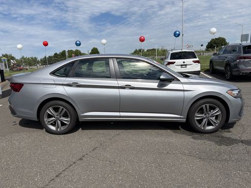 Certified 2024 Volkswagen Jetta SE FWD image 3