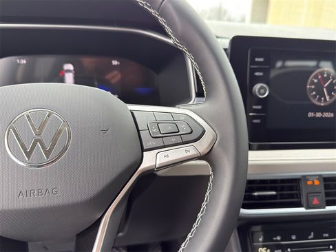 New 2026 Volkswagen Taos SE image 13