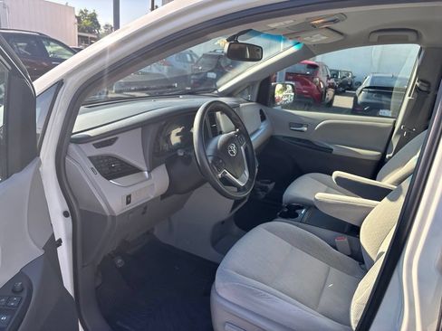 Used 2017 Toyota Sienna LE FWD image 17