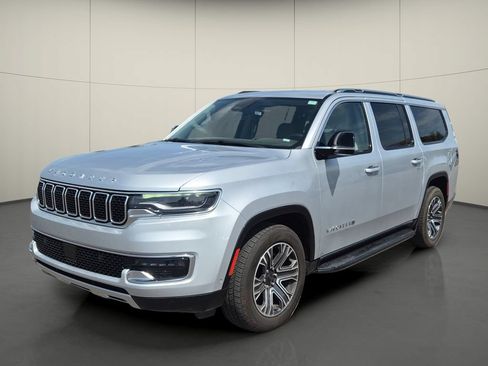Used 2024 Jeep Wagoneer L Series II w/ Flexible Seating Group RWD image 3