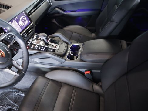 Used 2022 Porsche Cayenne Coupe image 17