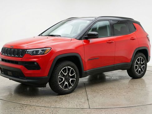 Used 2025 Jeep Compass Trailhawk AWD/4WD image 3