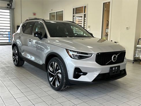 Certified 2025 Volvo XC40 B5 Plus image 5