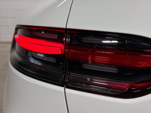 Certified 2026 Porsche Macan AWD/4WD image 11