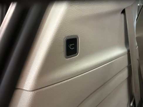Used 2023 Chrysler Pacifica Touring-L FWD image 14