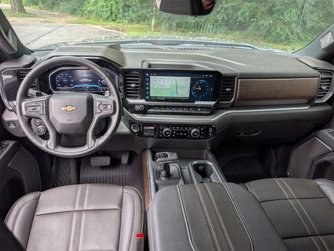 Used 2025 Chevrolet Silverado 1500 High Country w/ Technology Package AWD/4WD image 30