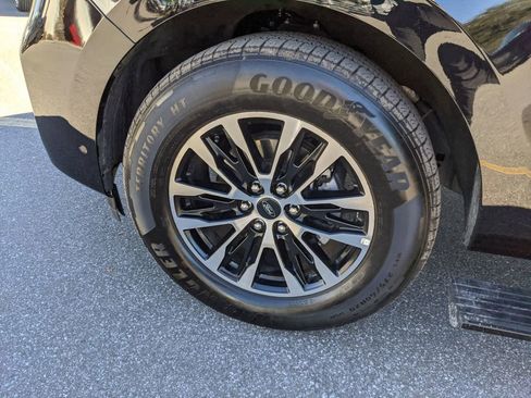 Certified 2025 Ford Expedition Platinum image 38