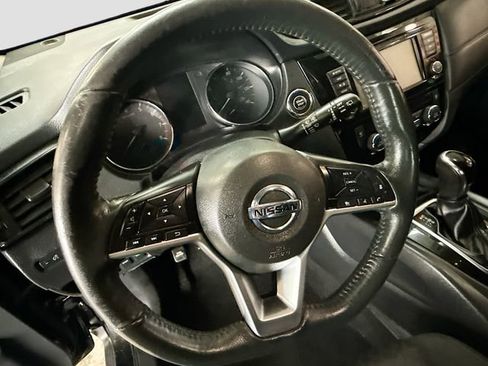 Used 2018 Nissan Rogue SV w/ Premium Package image 12