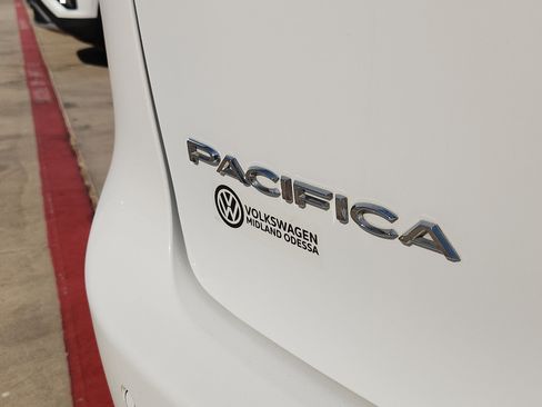 Used 2023 Chrysler Pacifica Touring-L FWD image 8