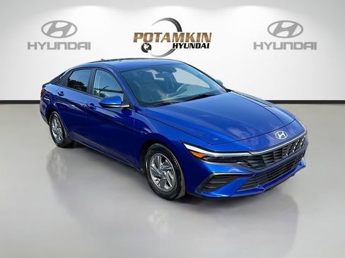 Certified 2024 Hyundai Elantra SE image 3