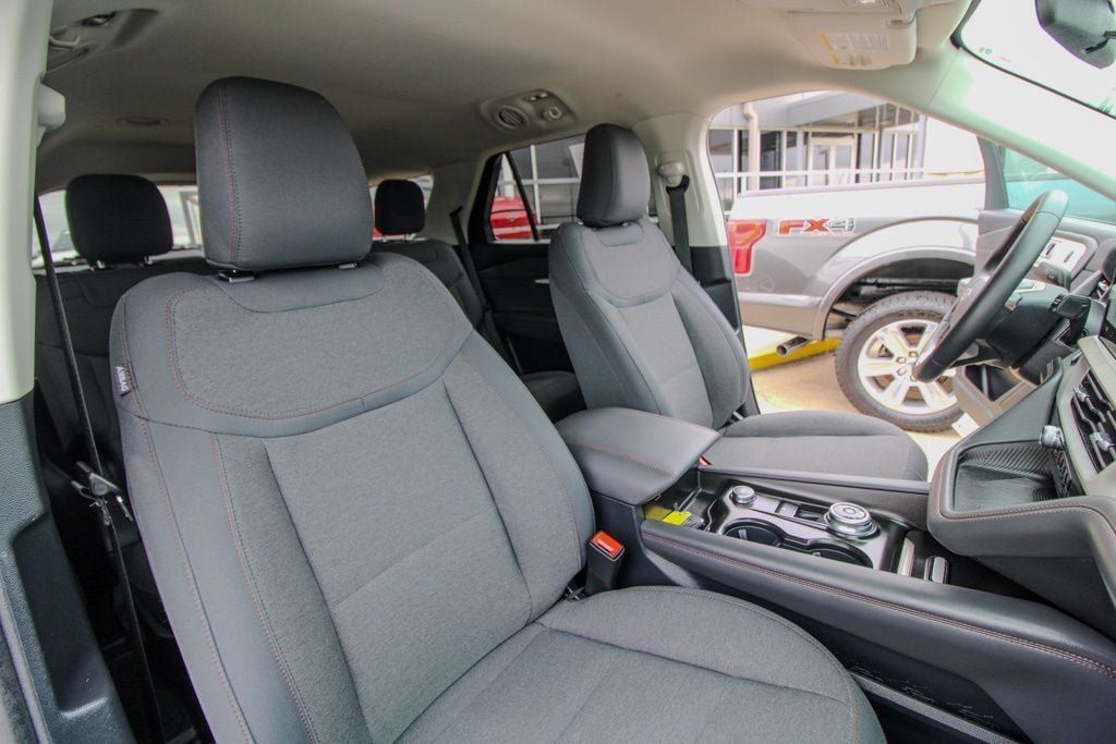 Used 2025 Ford Explorer Active AWD/4WD image 19