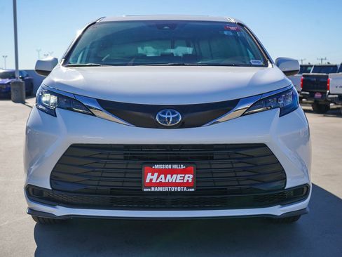 Used 2024 Toyota Sienna LE image 2