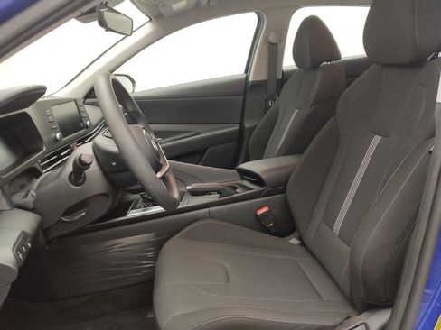 Used 2025 Hyundai Elantra SE image 17