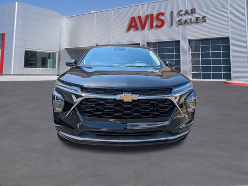 Used 2025 Chevrolet Trax LT w/ LT Convenience Package FWD image 2