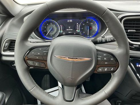 Used 2023 Chrysler Pacifica Touring FWD image 4
