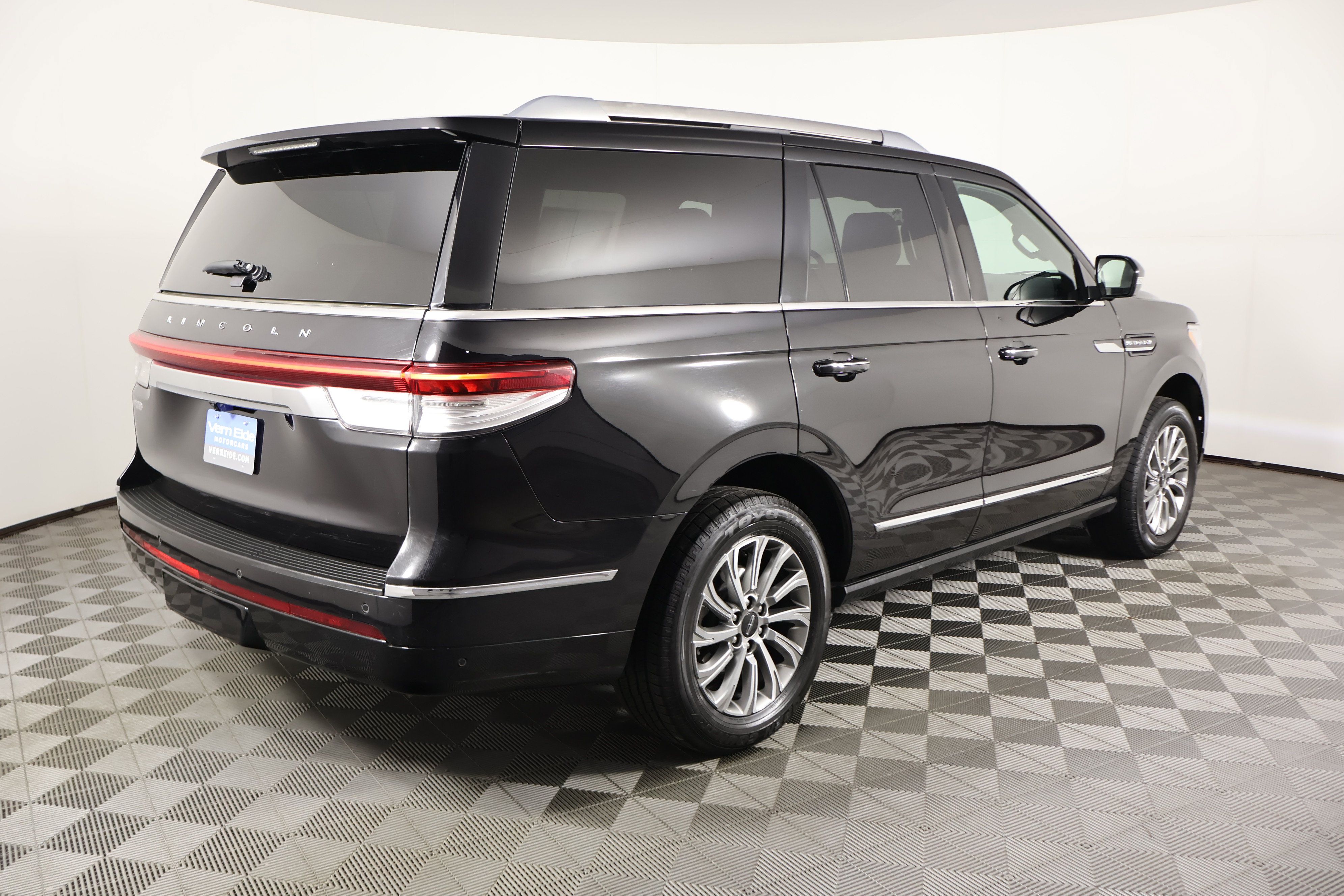 Used 2024 Lincoln Navigator Premiere AWD/4WD image 6