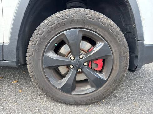 Used 2018 Jeep Cherokee Latitude w/ Altitude Package AWD/4WD image 11