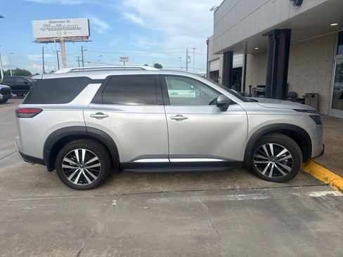 Used 2025 Nissan Pathfinder Platinum AWD/4WD image 6