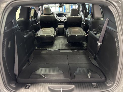 Used 2025 Chrysler Pacifica Limited image 39