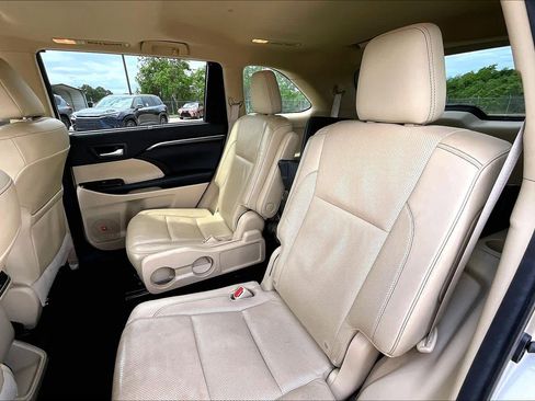 Used 2014 Toyota Highlander Limited w/ Driver Technology Package image 21