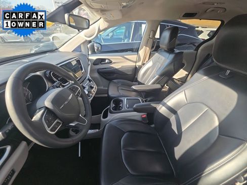 Used 2023 Chrysler Pacifica Touring-L image 7