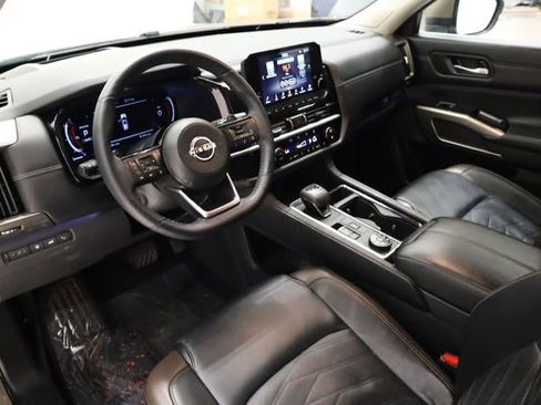 Used 2024 Nissan Pathfinder Platinum image 11