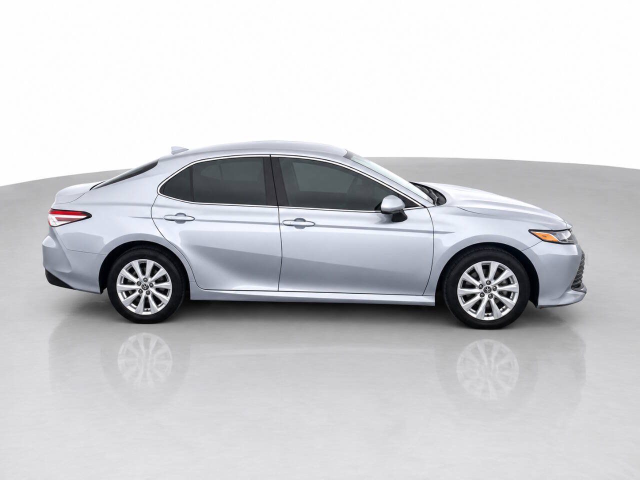 Used 2020 Toyota Camry LE FWD image 4