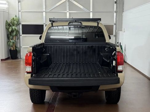 Used 2017 Toyota Tacoma TRD Sport w/ Tow Package (A/T) AWD/4WD image 5