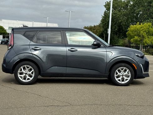 Used 2023 Kia Soul LX w/ Option Group 015 FWD image 3