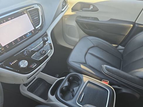 Used 2024 Chrysler Pacifica Touring-L image 25
