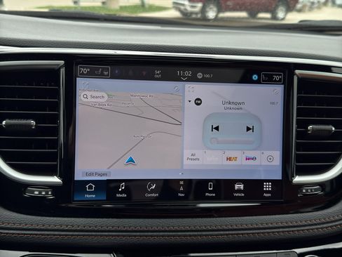 New 2026 Chrysler Pacifica Pinnacle w/ Trailer Tow Group AWD/4WD image 18