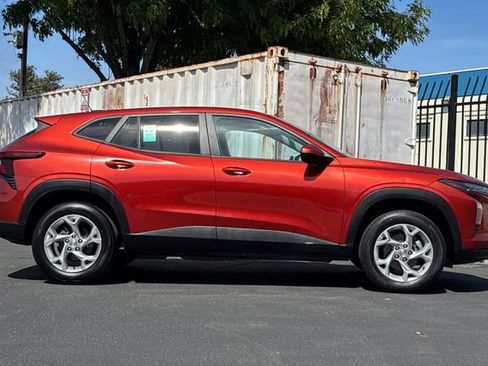 Used 2024 Chevrolet Trax LS w/ LS Convenience Package FWD image 3