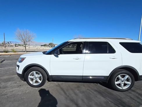 Used 2019 Ford Explorer XLT image 2