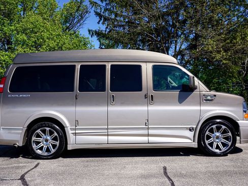 Used 2017 Chevrolet Express 2500 RWD image 21