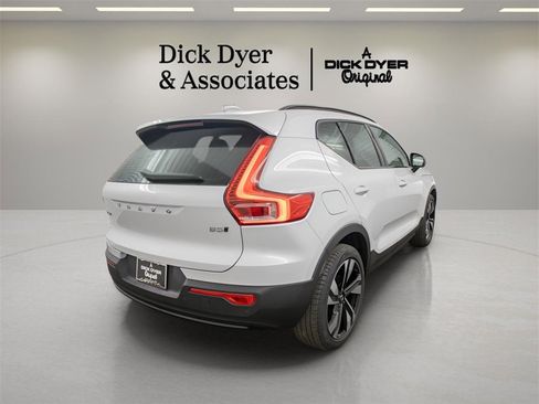 Certified 2025 Volvo XC40 B5 Plus image 2