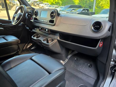 Used 2019 Mercedes-Benz Sprinter 2500 image 30