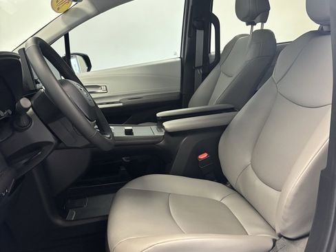 Used 2025 Toyota Sienna XLE image 11