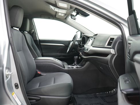 Used 2017 Toyota Highlander LE AWD/4WD image 11