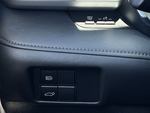 Used 2022 Toyota Highlander XLE FWD image 19