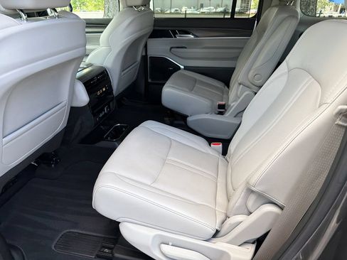 Used 2023 Jeep Wagoneer Series II w/ Convenience Group I AWD/4WD image 19