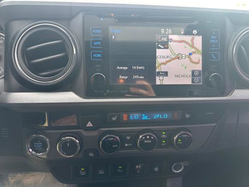 Used 2017 Toyota Tacoma TRD Sport w/ Premium & Technology Package AWD/4WD image 17