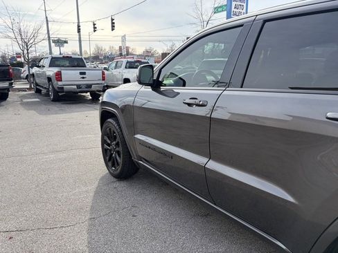 Used 2020 Jeep Grand Cherokee Altitude image 4